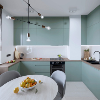 Minimalistyczna-kuchnia-w-kolorze-mietowym-projektu-Progetti-Architektura-1.jpg